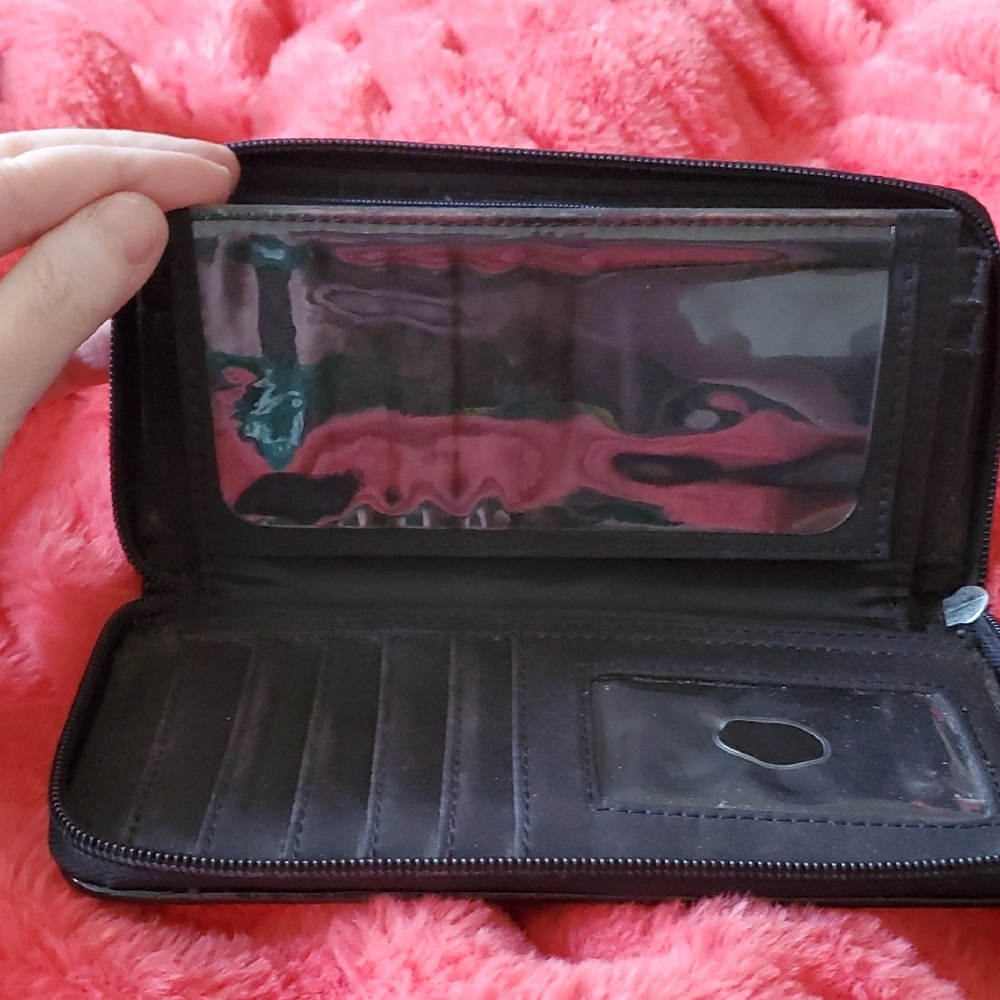 Classic Liz Claiborne zip-around wallet featuring a black croc-embossed exterior - Picture 5 of 9
